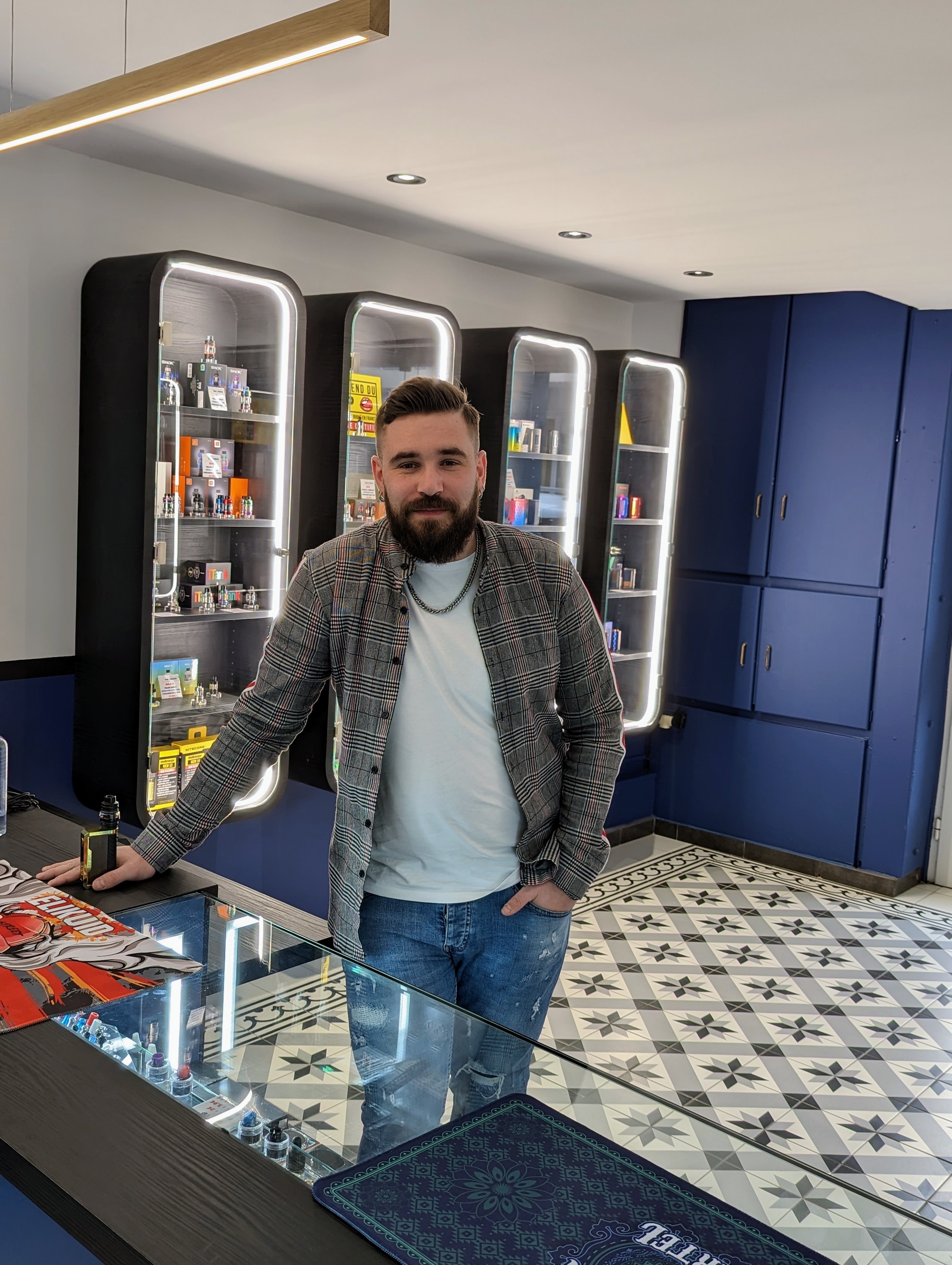 Vendeur smokeur vape shop la talaudière dans la loire